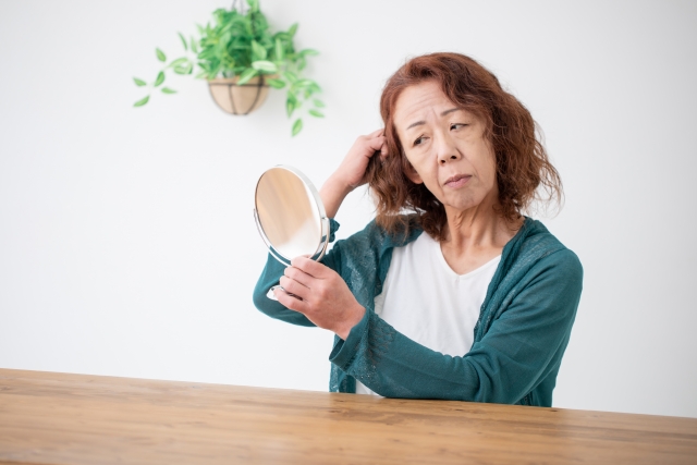 薄毛を気にする女性